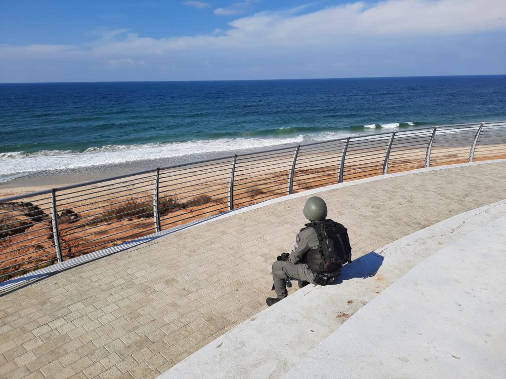 לוחם מג"ב צופה על הים באשקלון, צילום ארכיון: אודי דוד בן דוד