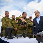 ביבי עם לוחמים והתצפיתניות
