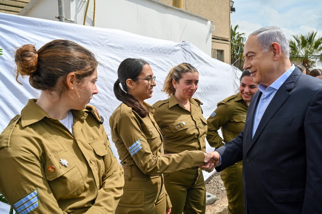 ביבי עם לוחמים והתצפיתניות