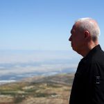 שר הביטחון יואב גלנט צופה מהגבעה בה נרצח בנימין אחימאיר הי"ד, צילום: אריאל חרמוני, דוברות משרד הביטחון