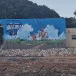 גרפיטי על הקיר הסמוך למקום בו היתה תחנת המשטרה שהוחרבה בעיר שדרות. צילום: אודי דוד בן דוד