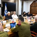 רה"מ נתניהו, צחי הנגבי, הרמטכ"ל הרצי הלוי, רומן גרופמן, המזכיר הצבאי, ישיבה בקריה