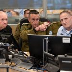 מפקד חיל האויר האלוף תומר בר, הרמטכ"ל רב אלוף הרצי הלוי ושר הביטחון יואב גלנט בבור בזמן חיסול נסראללה, צילום: דובר צה"ל
