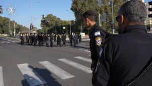 הפגנה בלתי חוקית מחוץ ללשכת הגיוס בקרית אונוצילום: דוברות המשטרה