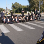 הפגנה בלתי חוקית מחוץ ללשכת הגיוס בקרית אונו צילום: דוברות המשטרה