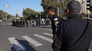 הפגנה בלתי חוקית מחוץ ללשכת הגיוס בקרית אונוצילום: דוברות המשטרה