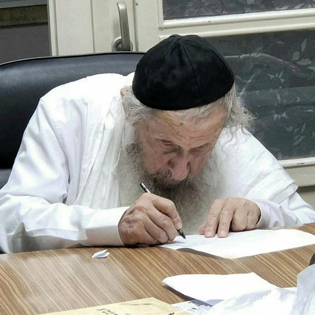 הרב לנדו חותם על ההוראה לחברי הכנסת של דגל התורה לפרוש מהקואליציה צילום: ללא קרדיט