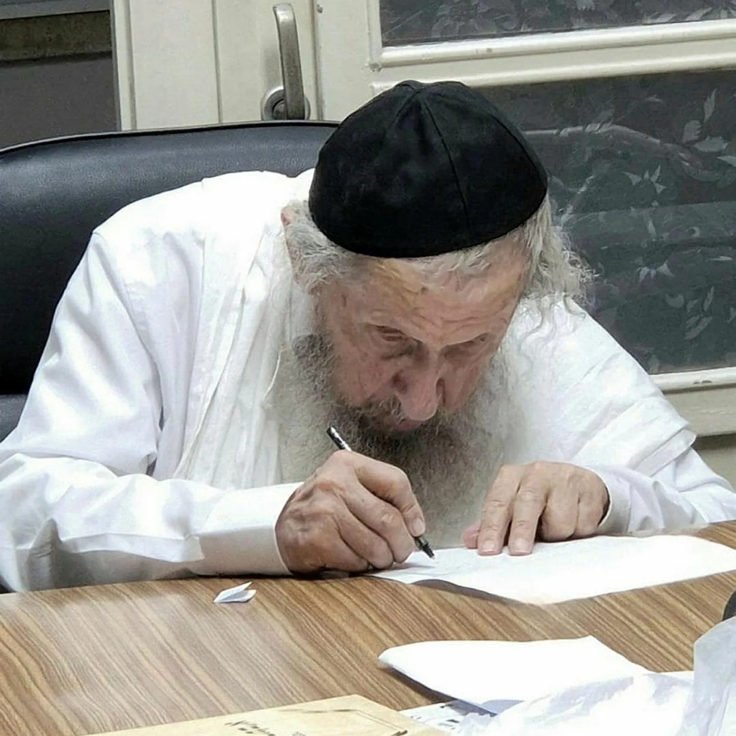 הרב לנדו חותם על ההוראה לחברי הכנסת של דגל התורה לפרוש מהקואליציה צילום: ללא קרדיט